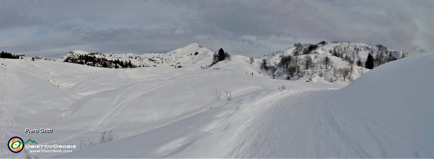 48 Ed eccomi ai Piani d'Artavaggio (1650 m) ammantati di neve.jpg